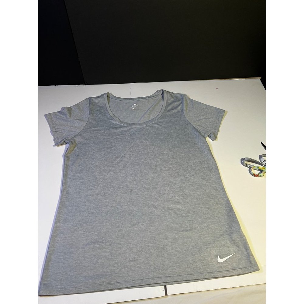 Women’s Large Nike Dry-Fit Gray Sports Wear